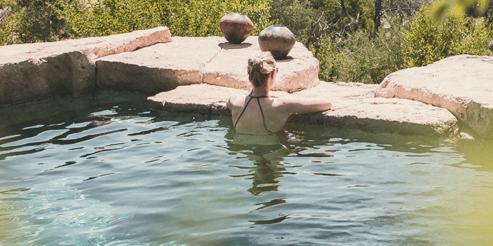 Thanks to saline chlorination, better water quality is achieved by keeping the pool water clean without the use of chemicals.

Salt electrolysis is a simple principle: the pool water is slightly salty. By electrolysis, through the cell, the salt is transformed into gaseous chlorine, a powerful disinfectant that dissolves instantly in the water. This results in the destruction of the micro-organisms in the cell and provides the pool with the correct level of free chlorine.

The correct operation of the QuickSalt e-360 salt chlorinator is based on the selection of the hourly chlorine production depending on the size of the pool.

The following table provides help for the correct selection of the appropriate production depending on the volume (m3) and hours of filtration of the pool water.