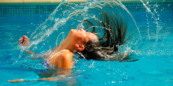 Il cloratore a sale disinfetta automaticamente ed efficacemente l'acqua della piscina senza bisogno di prodotti chimici.