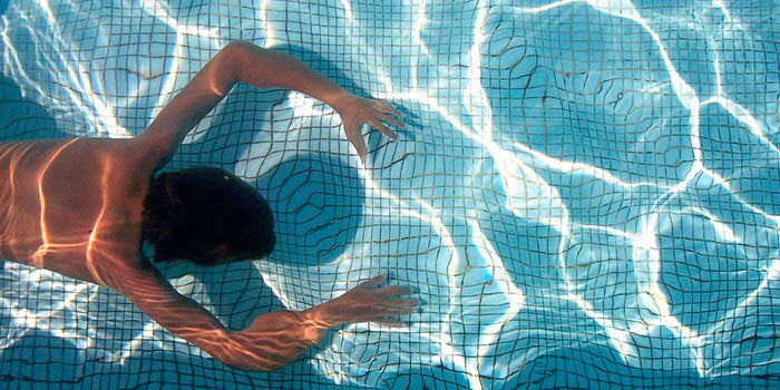 O clorador de sal desinfecta automática e eficazmente a água da piscina sem necessidade de produtos químicos.