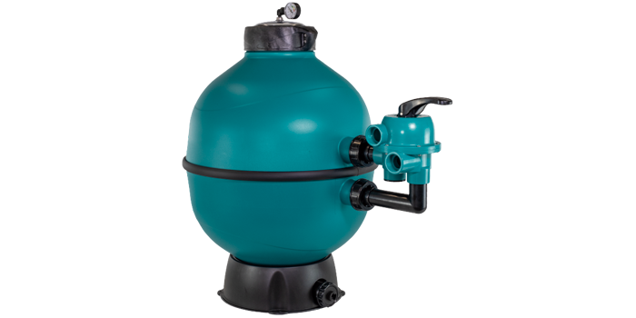 El clorador salino desinfecta de manera automática y efectiva el agua de la piscina sin necesidad de producto químico.
