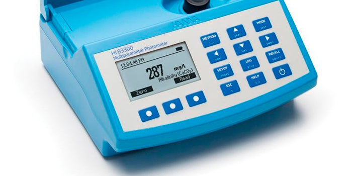 O clorador de sal desinfecta automática e eficazmente a água da piscina sem necessidade de produtos químicos.