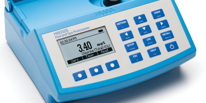 De zoutchlorator desinfecteert het zwembadwater automatisch en effectief zonder dat er chemicaliën nodig zijn.