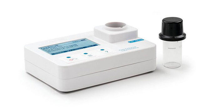 El clorador salino desinfecta de manera automática y efectiva el agua de la piscina sin necesidad de producto químico.
