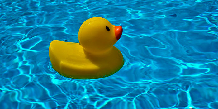 El clorador salino desinfecta de manera automática y efectiva el agua de la piscina sin necesidad de producto químico.