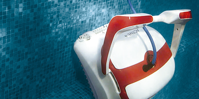 El limpiafondos Dolphin Active X4 proporciona una limpieza fiable, cómoda y rentable para de la piscina. Su fiable método de filtración en cualquier condición de la piscina y el cepillado activo en toda superficie, optimizan la higiene de la piscina.