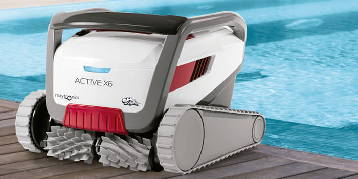 El limpiafondos Dolphin Active X4 proporciona una limpieza fiable, cómoda y rentable para de la piscina. Su fiable método de filtración en cualquier condición de la piscina y el cepillado activo en toda superficie, optimizan la higiene de la piscina.