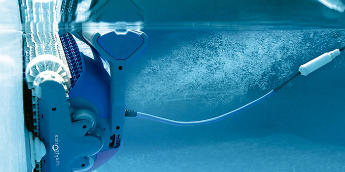 Der Dolphin Active X4 Poolreiniger bietet eine zuverlässige, bequeme und kostengünstige Poolreinigung. Seine zuverlässige Filtermethode unter allen Beckenbedingungen und die aktive Bürstung aller Oberflächen optimieren die Beckenhygiene.