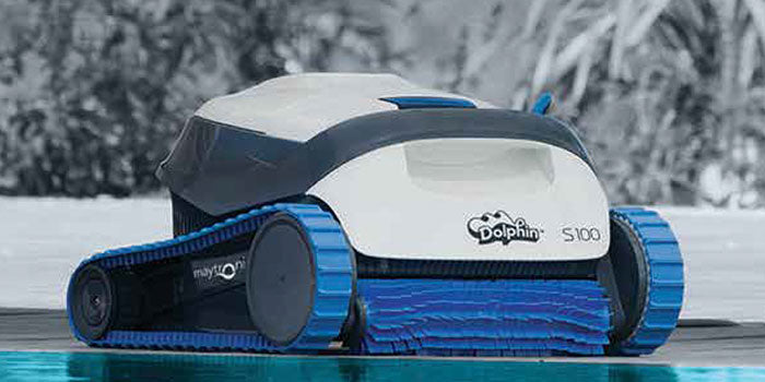 Il pulitore per piscine Dolphin Carrera 20 offre una pulizia affidabile, comoda ed economica. Il suo affidabile metodo di filtrazione in tutte le condizioni della piscina e la spazzolatura attiva su ogni superficie ottimizzano l'igiene della piscina.