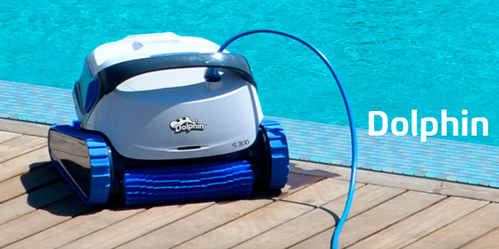 Le nettoyeur de piscine Dolphin Carrera 30 offre un nettoyage fiable, pratique et rentable. Sa méthode de filtration fiable dans toutes les conditions de la piscine et son brossage actif sur toutes les surfaces optimisent l'hygiène de la piscine.